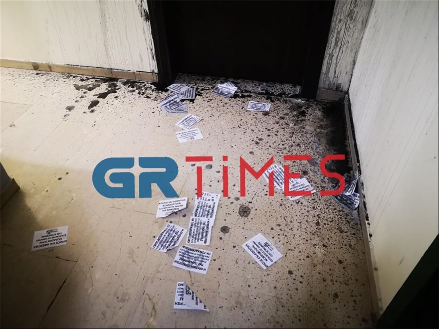 Θεσσαλονίκη: Επίθεση με μπογιές στα γραφεία του Κ. Γκιουλέκα, της ΕΑΔ και του ΕΟΔΥ (φωτο-βίντεο)