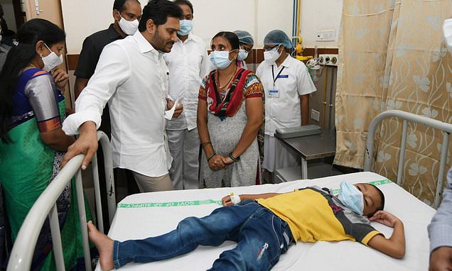 Ινδία: Άγνωστη ασθένεια στέλνει εκατοντάδες στο νοσοκομείο με σπασμούς, τσούξιμο στα μάτια και εμετούς