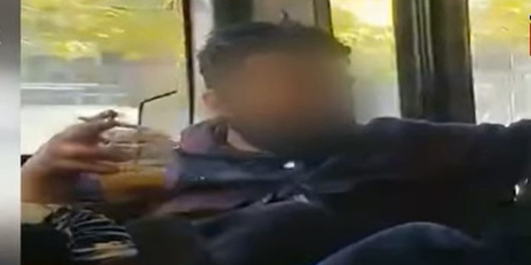 Απίστευτο βίντεο: Επιβάτης αστικού λεωφορείου της Αθήνας, δίχως μάσκα, με καφέ και τσιγάρο στο χέρι!