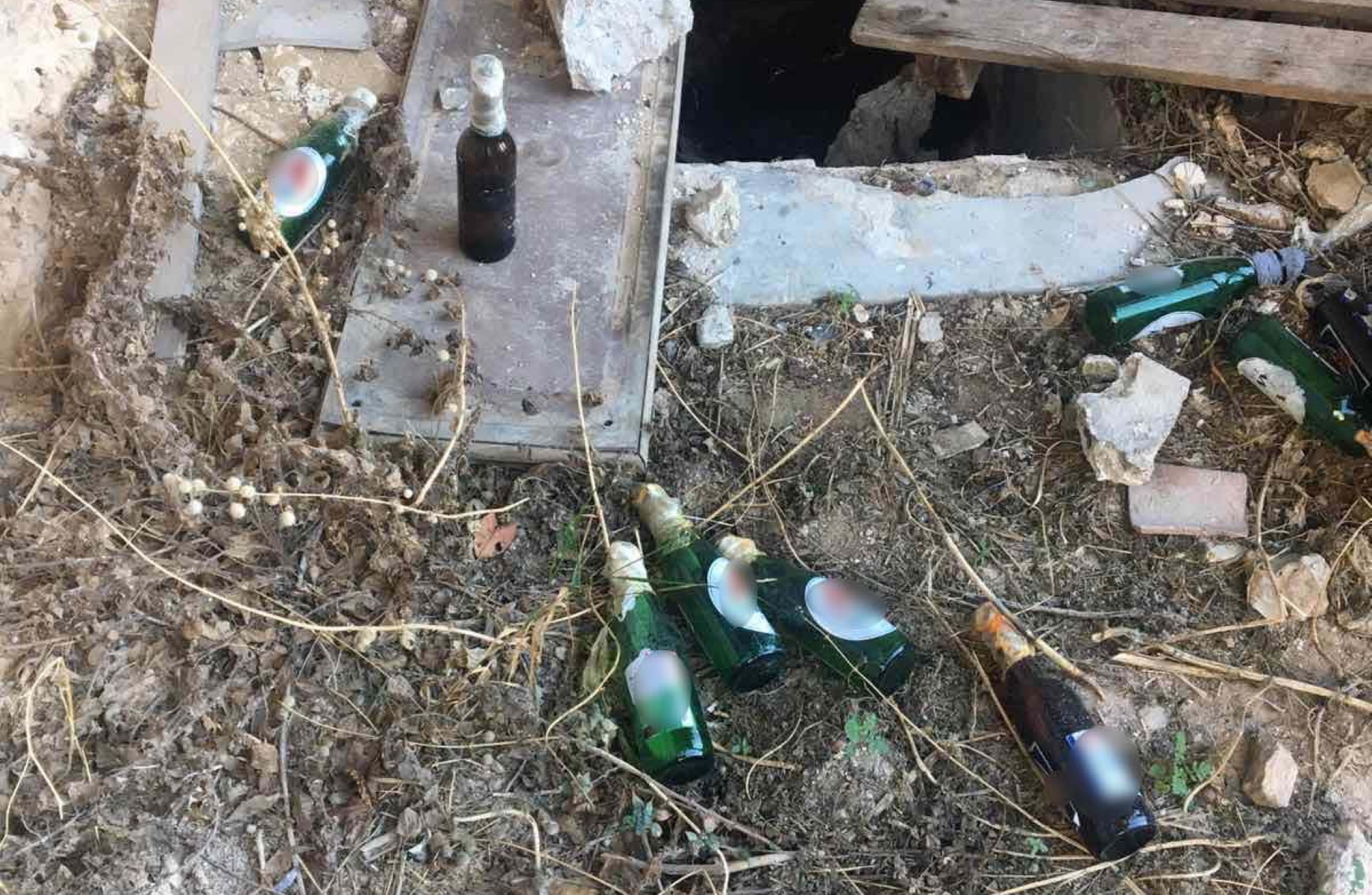 Εντοπίστηκαν 20 βόμβες μολότοφ σε εγκαταλελειμμένο κτίριο στα Εξάρχεια (pics)