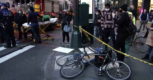 Νέα Υόρκη: Γυναίκα οδηγός έπεσε με το αυτοκίνητό της σε διαδηλωτές του Black Lives Matter