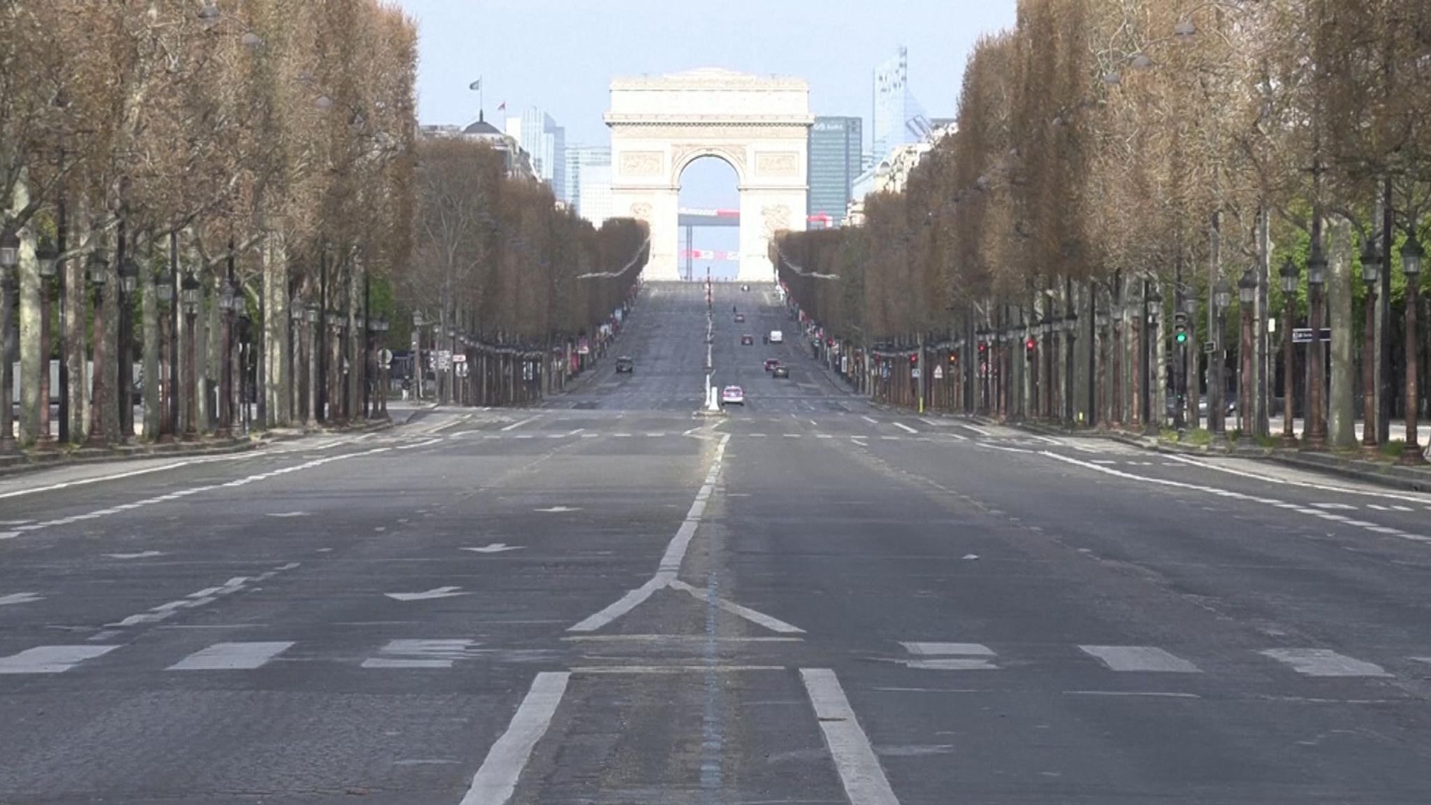 Γαλλία: υπό σκέψη η απαγόρευση κυκλοφορίας από τις 18.00 έως τις 06:00