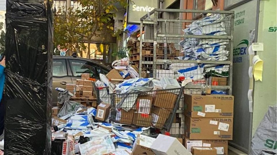 Άγιος Δημήτριος: Εικόνες χάους έξω από εταιρεία ταχυμεταφορών - Δέματα σαν... σκουπίδια