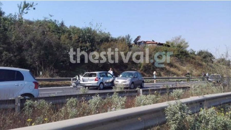 Τροχαίο: Αυτοκίνητο προσέκρουσε στις μπάρες στον περιφερειακό της Θεσσαλονίκης (video)