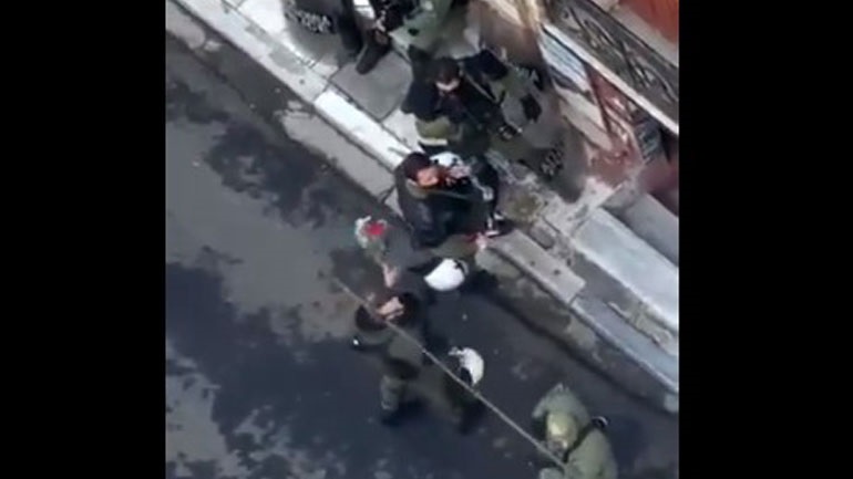 Βίντεο ντοκουμέντο: Αστυνομικός καταστρέφει με προκλητικό τρόπο λουλούδια στο μνημείο Γρηγορόπουλου!
