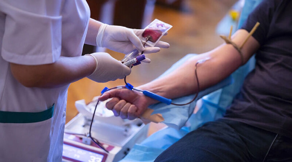 Τι αναφέρει ο εθελοντής αιμοδότης για το πρόστιμο 300 ευρώ: «Τους εξόργισε το μήνυμα στη μάσκα μου»