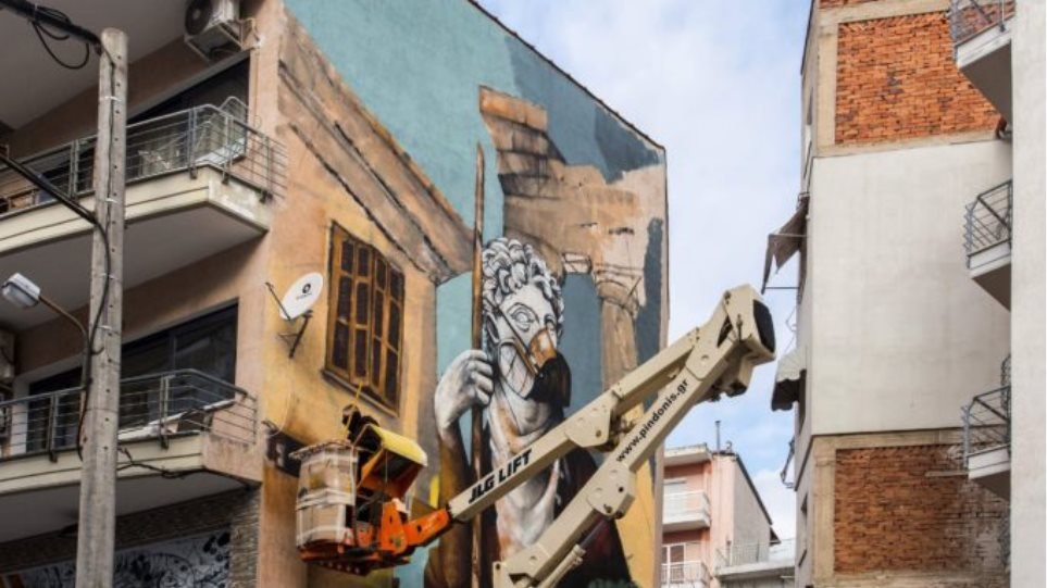 Δράμα: Εντυπωσιακό γκράφιτι με θέμα τον κορωνοϊό
