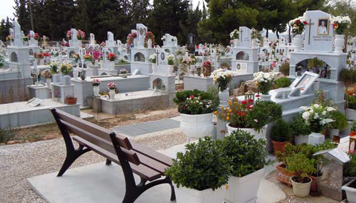 Απελπισία στα κοιμητήρια της Θεσσαλονίκης: «Πιο πολύ μας βλέπει το νεκροταφείο παρά το σπίτι μας» [βίντεο]
