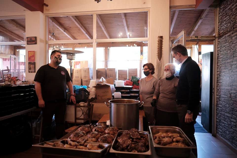Ο Πρωθυπουργός σε μια συμβολική κίνηση μοίρασε φαγητό και δώρα σε άτομα που ανήκουν σε ευάλωτες κοινωνικές ομάδες