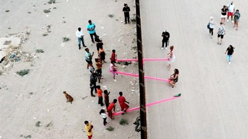Βραβείο Σχεδιασμού για τις "ροζ τραμπάλες" στο τείχος του Τραμπ στο Μεξικό