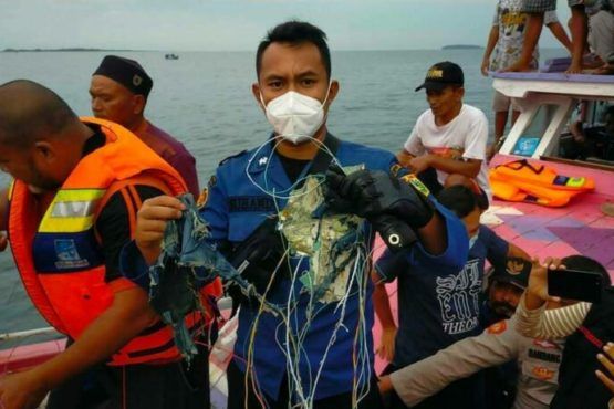 Συντριβή Boeing στην Ινδονησία: Βρέθηκαν συντρίμμια και ανθρώπινα υπολείμματα