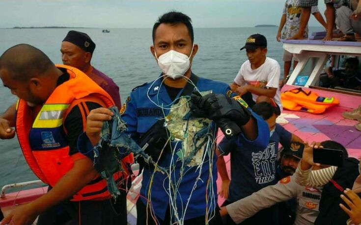Ινδονησία: Εντοπίστηκαν τα συντρίμμια του αεροσκάφους- Σωστικά συνεργεία πηγαίνουν στην περιοχή [φωτογραφίες - βίντεο]