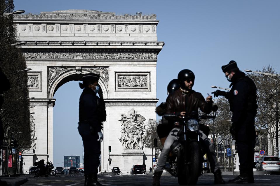 Σε σκληρό lockdown μπαίνει από το Σάββατο η Γαλλία