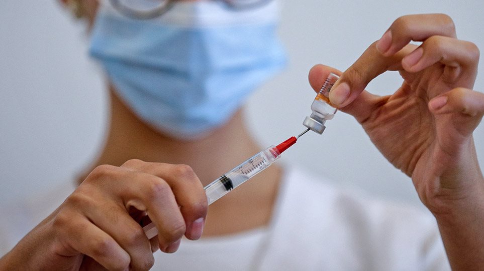 ΕΟΦ: Ανακοίνωση για το AstraZeneca –  Έχει αναφερθεί μία θανατηφόρος έκβαση - Ποιοι δεν πρέπει να κάνουν το εμβόλιο