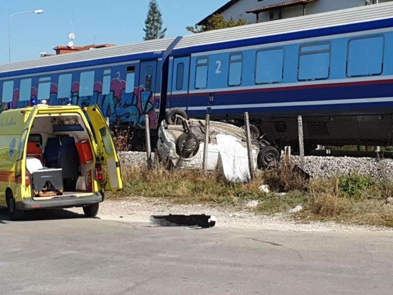 Παραλίγο τραγωδία στου Ρέντη: Τρένο συγκρούστηκε με αυτοκίνητο - Ένας τραυματίας