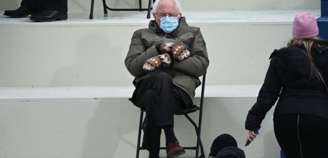 Η φωτογραφία του γερουσιαστή Μπέρνι Σάντερς με τα πλεκτά γάντια συγκέντρωσε 1,8 εκατ. δολάρια για άπορους ηλικιωμένους