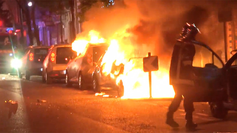 Γαλλία: Το έθιμο των εμπρησμών αυτοκινήτων και το κορωνοπάρτι 2,500 ατόμων στη Ρεν