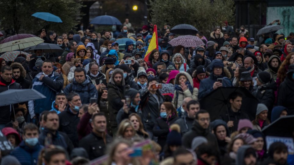 Ισπανία: Χιλιάδες στους δρόμους κατά των περιοριστικών μέτρων λόγω Covid