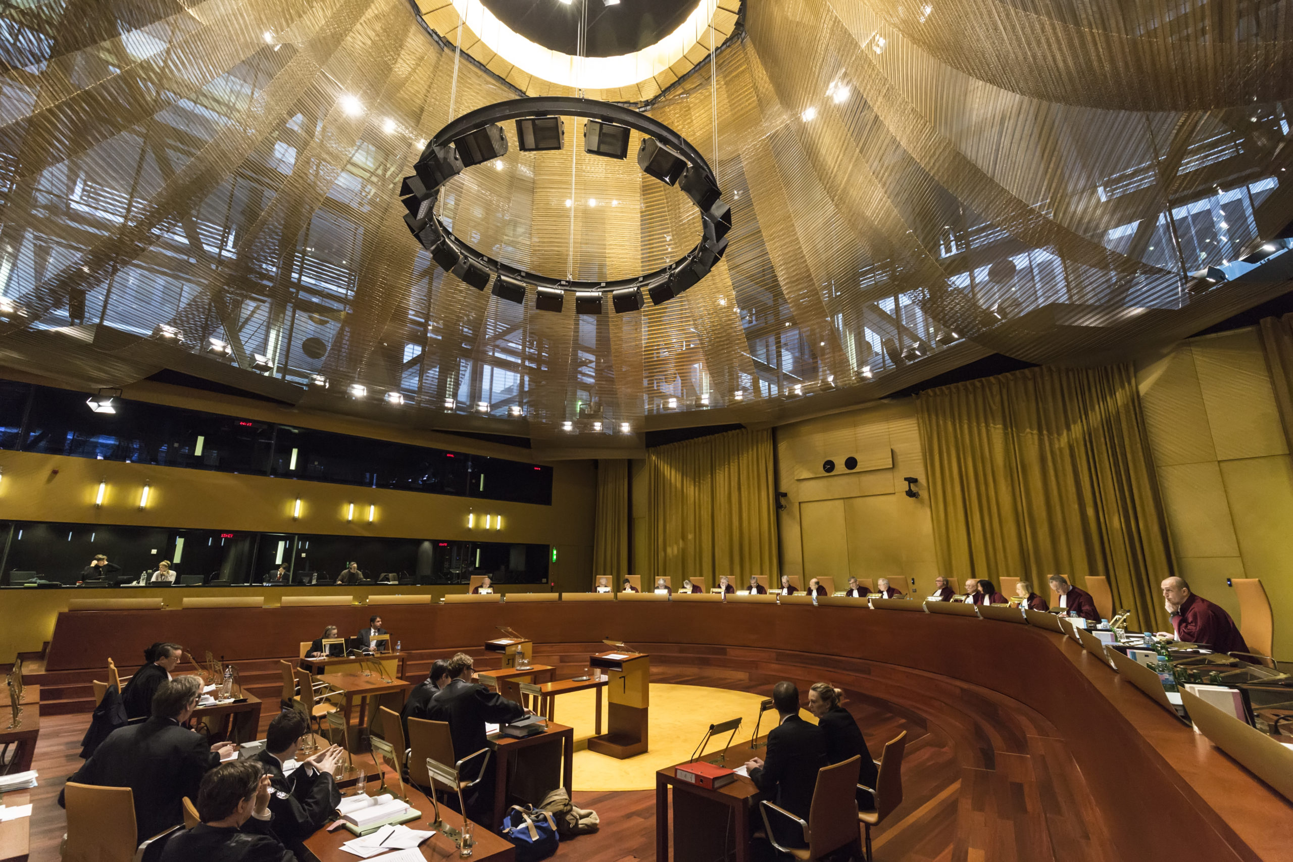 Δικαστήριο ΕΕ: Τα κράτη κατά παρέκκλιση μπορούν να επιτρέπουν σε υπηρεσίες να μην αποδέχονται πληρωμές σε μετρητά