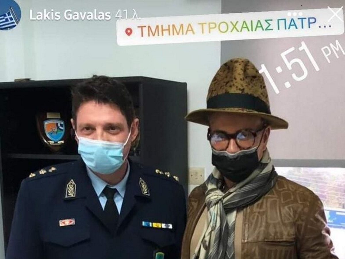 Λάκης Γαβαλάς: Αφού του πήραν τις πινακίδες έβγαλε selfie μέσα στην Τροχαία