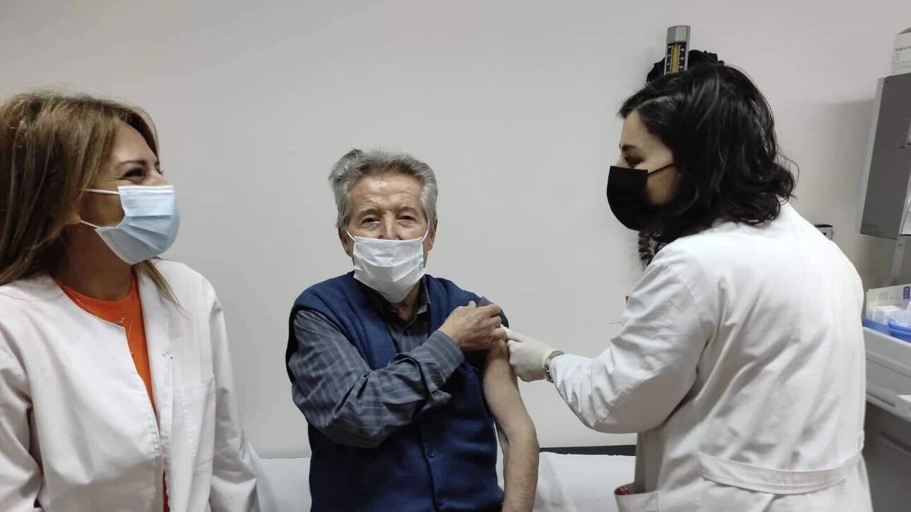 Κορωνοϊός: 91χρονος άντρας ο πρώτος που εμβολιάστηκε στο Νοσοκομείο της Βέροιας