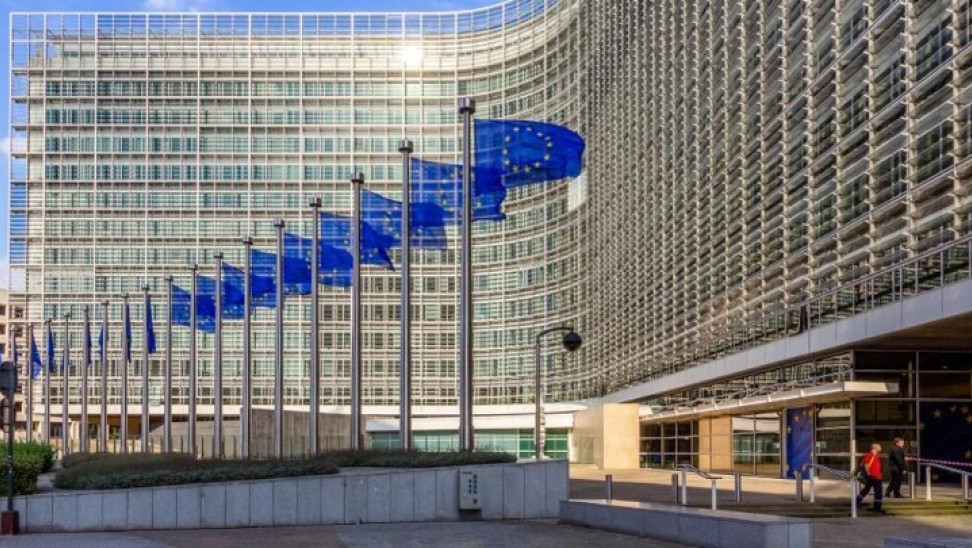 Η Ευρωπαική Ένωση εξετάζει το ενδεχόμενο να κινηθεί νομικά κατά της AstraZeneca