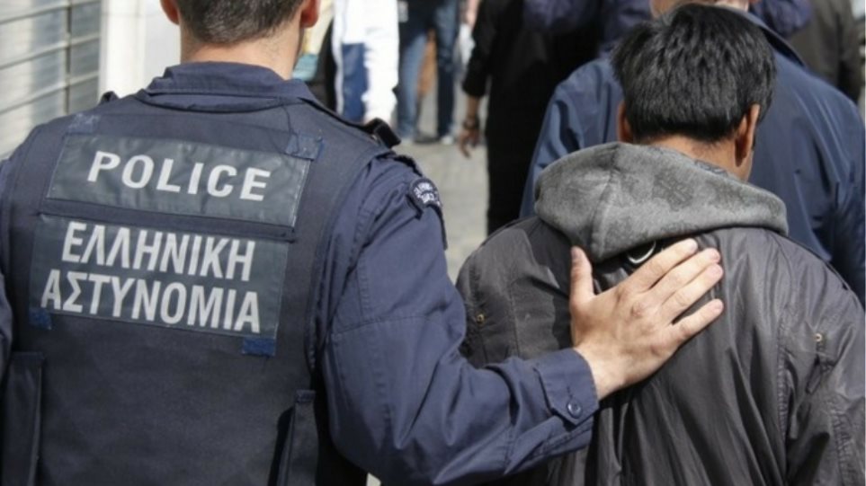 Ορεστιάδα: Χειροπέδες σε αλλοδαπό διακινητή – Κουβαλούσε 10 παράνομους μετανάστες στο αυτοκίνητο του