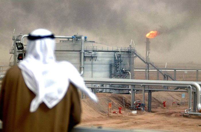 Η Σαουδική Αραβία αποφάσισε να μειώσει οικειοθελώς την ημερήσια παραγωγή πετρελαίου