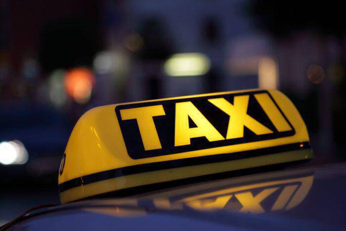 Μενίδι: Αδέσποτη σφαίρα έπεσε σε ταξί, εν κινήσει με πελάτη