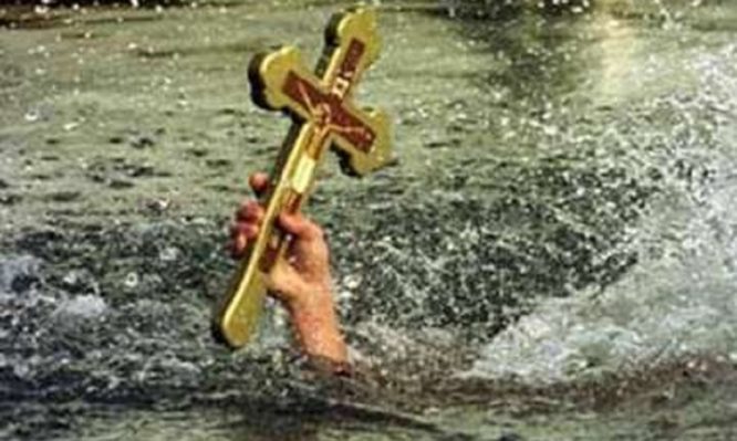 Θεολόγος Θεοφάνεια 2023: Τραυματίστηκε νεαρός που βούτηξε για τον Σταυρό