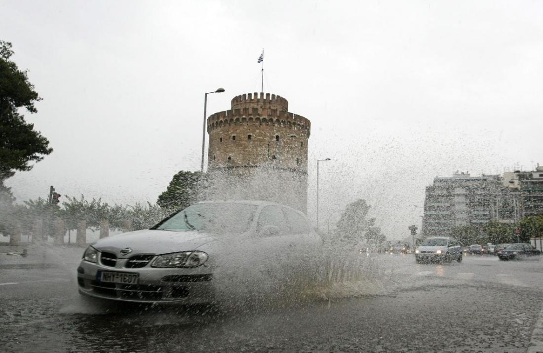 Θεσσαλονίκη: Πλημμύρισαν οι δρόμοι από το πέρασμα της κακοκαιρίας [βίντεο]