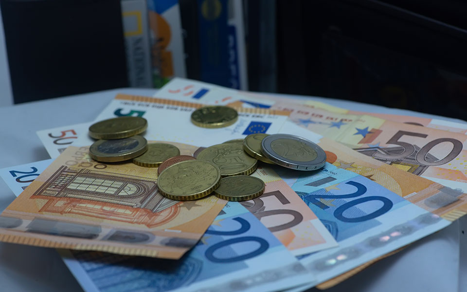 Η ΤτΕ ανταλλάσσει παλιά με νέα χαρτονομίσματα των 5 και 10 ευρώ
