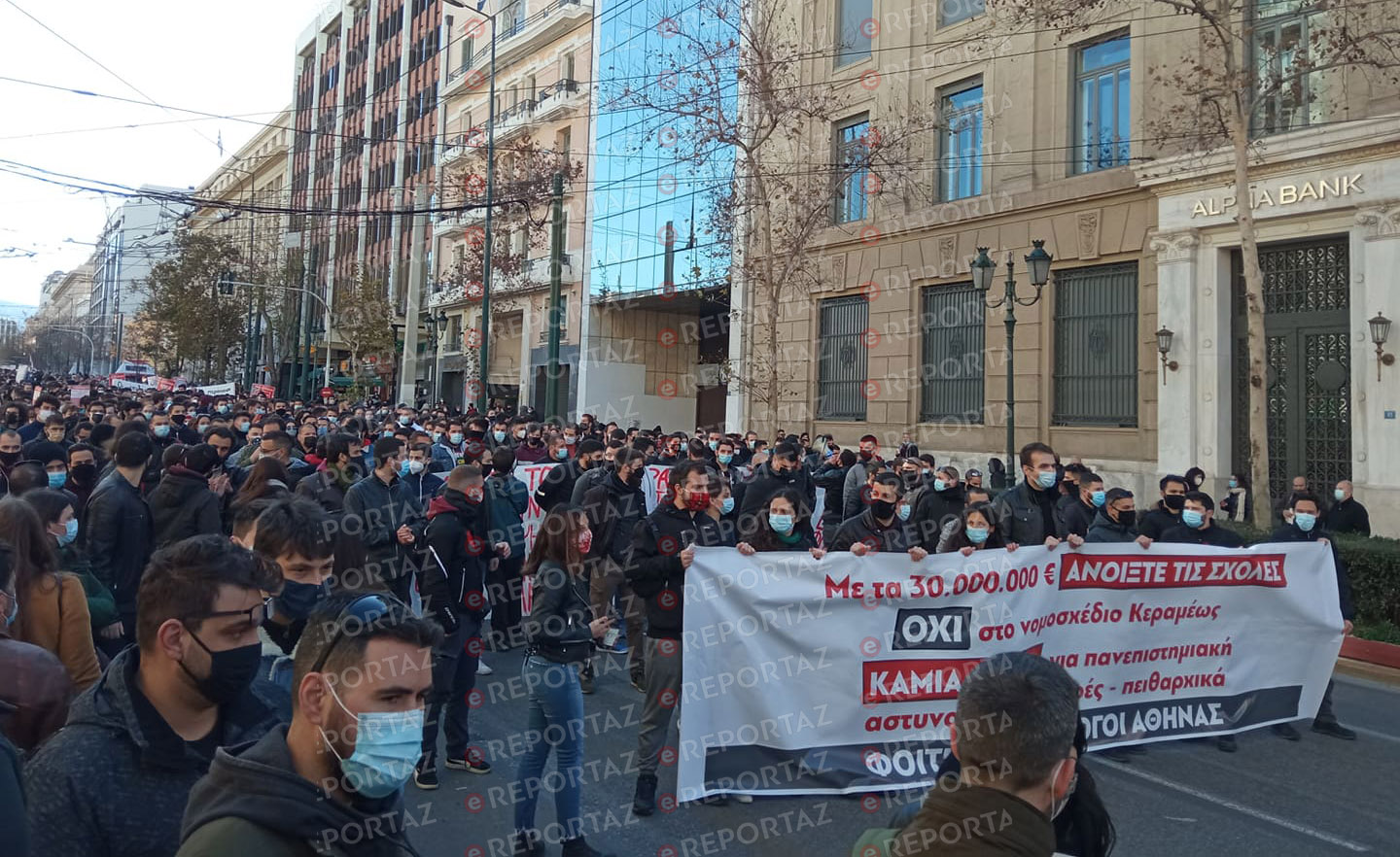 Πανεκπαιδευτικό συλλαλητήριο στα Προπύλαια παρά την απαγόρευση - Εικόνες απίστευτου συνωστισμού