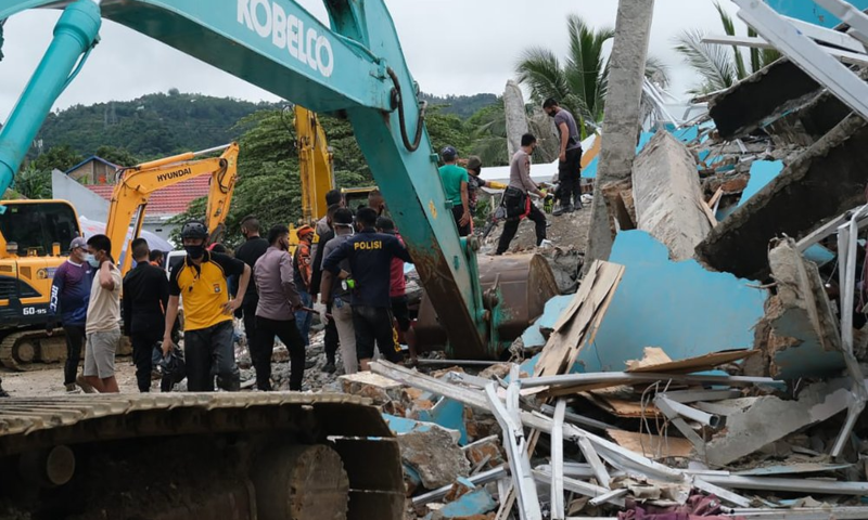 Ινδονησία: Ισχυρός σεισμός αφήνει πίσω του δεκάδες νεκρούς και τραυματίες