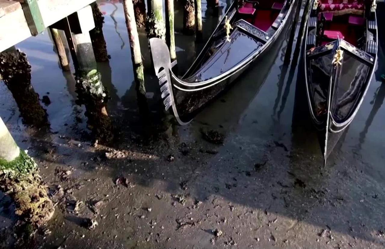 Στέρεψαν τα κανάλια της Βενετίας – Γόνδολες άραξαν λόγω άμπωτης στο βυθό [βίντεο]