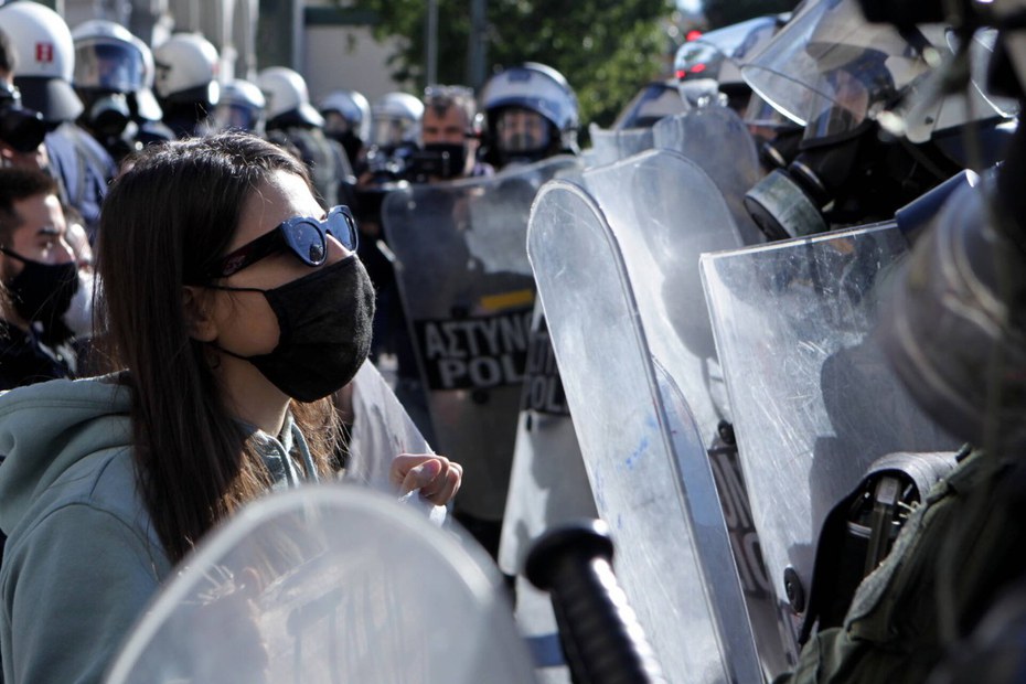 Σκληρή κριτική από τον Γερμανικό Τύπο:  Ελλάδα,  «Παντού αστυνομικοί, πουθενά γιατροί»
