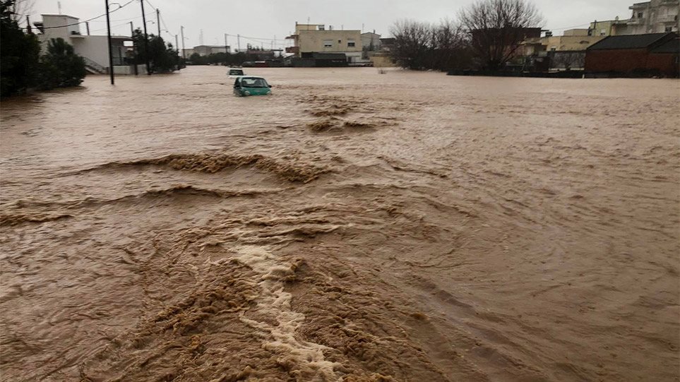 Πλημμύρες στον Έβρο: Πνίγηκε πυροσβέστης στην Αλεξανδρούπολη προσπαθώντας να σώσει μαθητές!