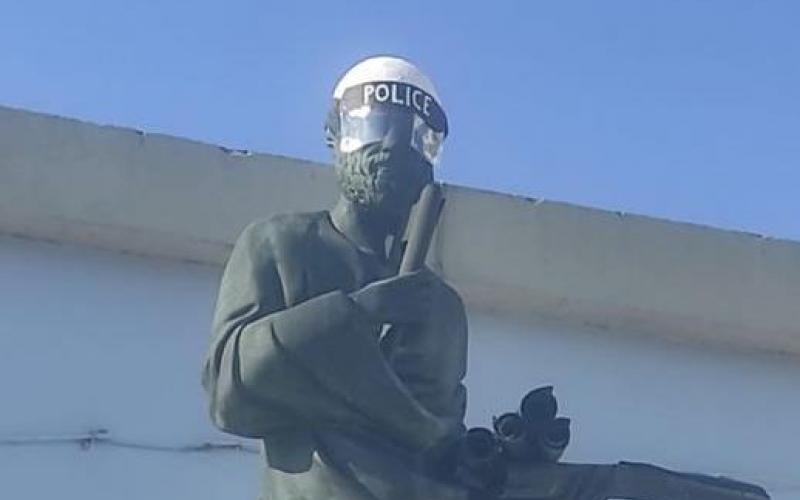 Εικόνα ντροπής στο ΑΠΘ. Έντυσαν το άγαλμα του Αριστοτέλη,  αστυνομικό