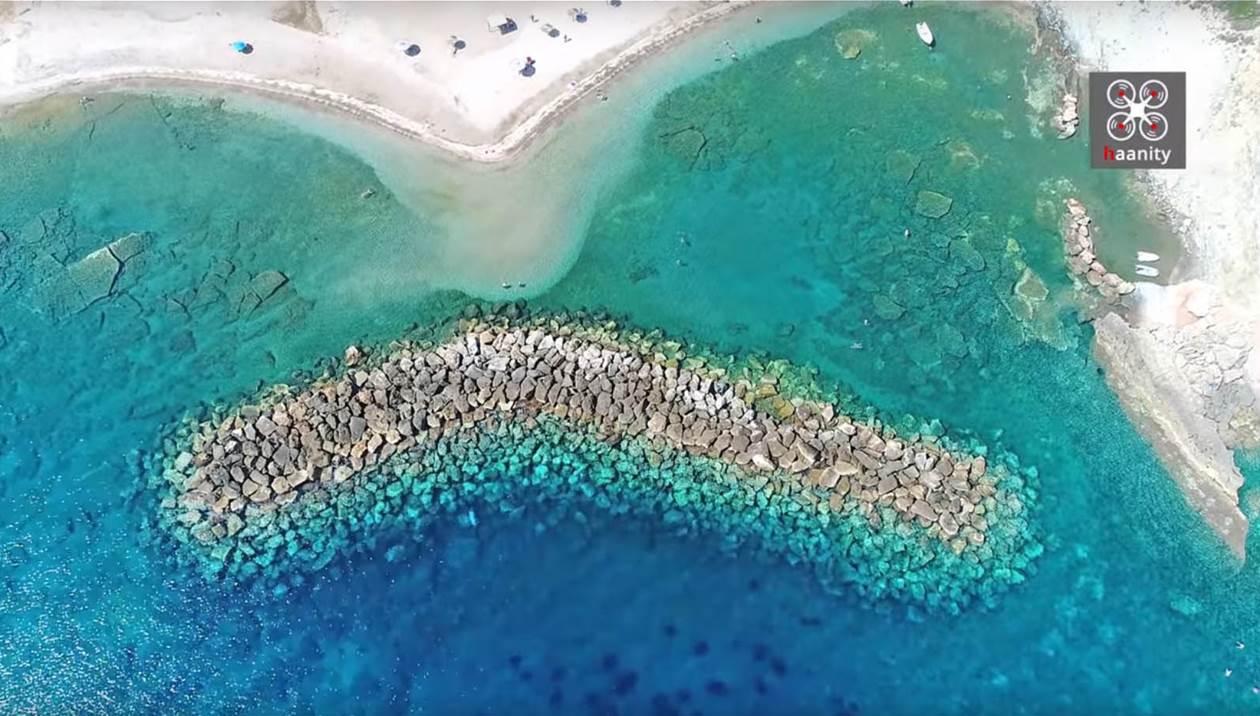 Η άγρια παραλία με κυματοθραύστη σε σχήμα «μπανάνας» [βίντεο]