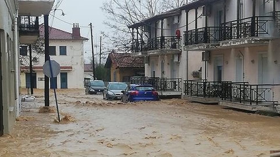 Κακοκαιρία - Έβρος: Εγκλωβισμένοι μαθητές και νήπια ύστερα από πλημμύρες (βίντεο)