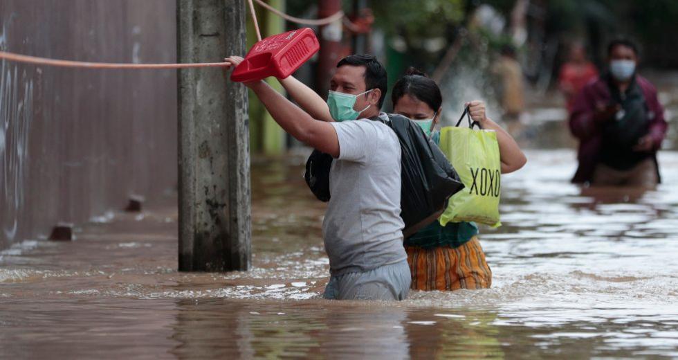Ινδονησία: Οι μουσώνες έφεραν μεγάλες πλημμύρες στην Τζακάρτα -εκατοντάδες άνθρωποι άστεγοι