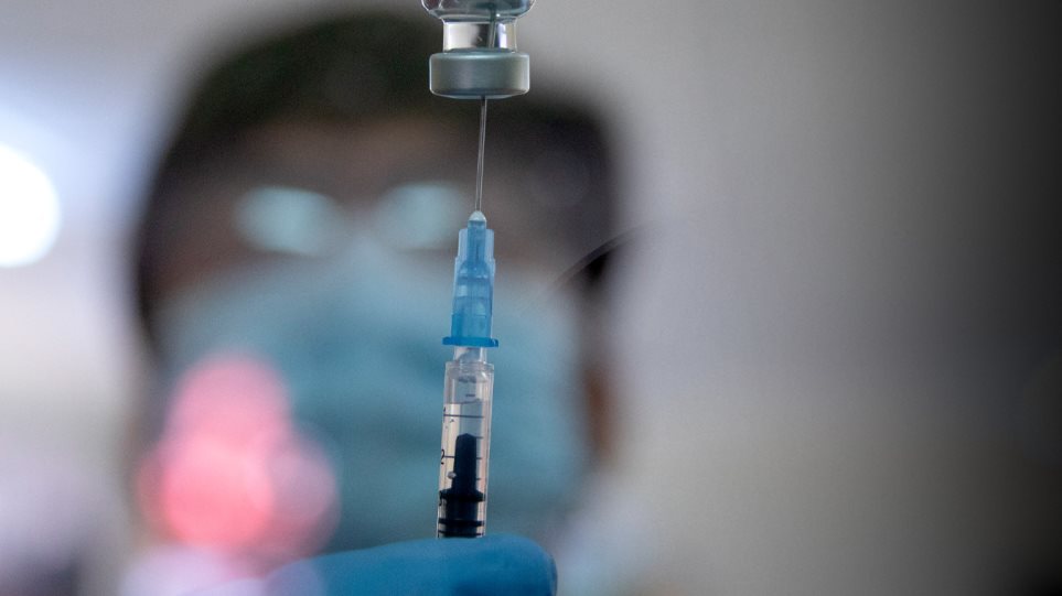 Εμβόλια: Ανοίγει αύριο η πλατφόρμα για τους 45-49 - Σπεύδουν οι νεότεροι να εμβολιαστούν