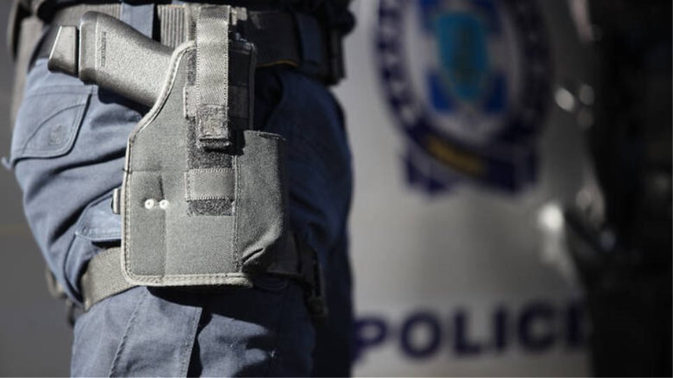 Αίγιο: Έκλεψαν όπλο αστυνομικού και το πέταξαν στη θάλασσα