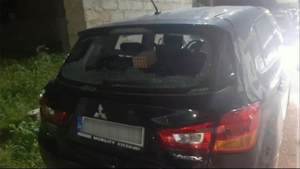 Ρομά έσπασαν το αυτοκίνητο του ανθρώπου που τους εμπόδισε να κλέψουν