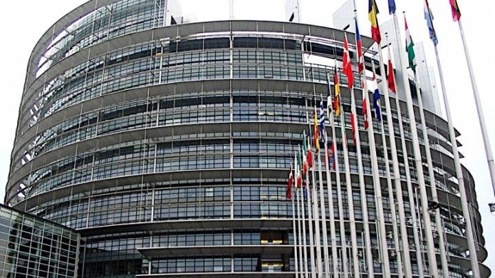 Οι Ευρωβουλευτές της Αριστεράς ζητούν τη σύσταση Εξεταστικής Επιτροπής για τους εμβολιασμούς στην ΕΕ