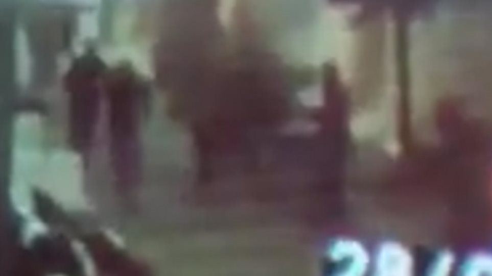 Δείτε βίντεο: Καρέ - καρέ η καταδρομική επίθεση αντιεξουσιαστών στο Α.Τ Καισαριανής