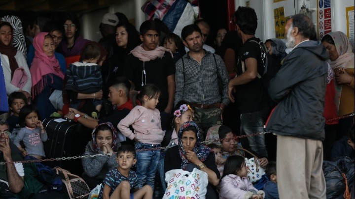 Ρόδος: Μετανάστες και πρόσφυγες εμποδίζουν τον απόπλου πλοίου - Ζητούν να μεταφερθούν από το νησί