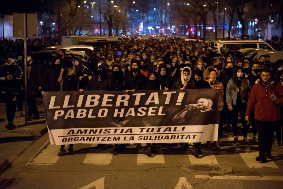 Για τέταρτη νύχτα συνεχίζονται οι ταραχές στην Καταλονία με αφορμή τη φυλάκιση του ράπερ Πάμπλο Χασέλ