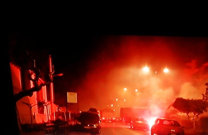Νέα Σμύρνη: Πεδίο μάχης οι δρόμοι γύρω από το αστυνομικό τμήμα- Τραυματίας αστυνομικός (Live οι εξελίξεις)