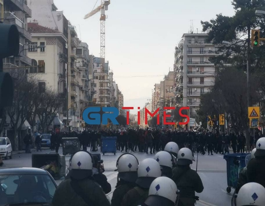 Επεισόδια στη Θεσσαλονίκη στην πορεία για την εκκένωση του ΑΠΘ(φωτό -βίντεο)